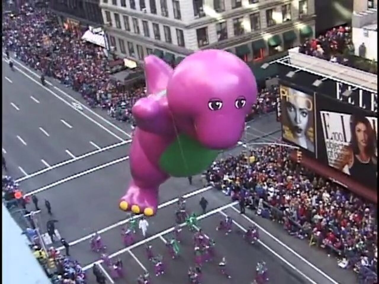 BARNEY GETS DAMAGED AT MACY'S DAY PARADE - Nostalchicks