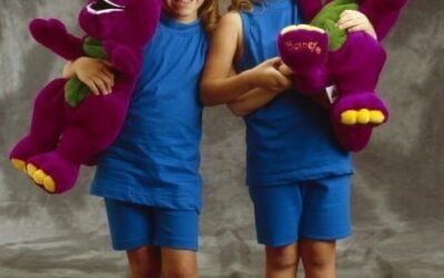 MARY-KATE AND ASHLEY OLSEN WITH BARNEY