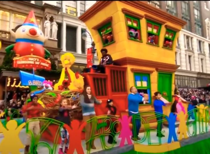 2015 THANKSGIVING PARADE SESAME STREET PERFORMANCE